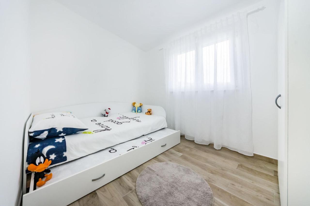 Apartmani Neva, Pridraga Екстер'єр фото